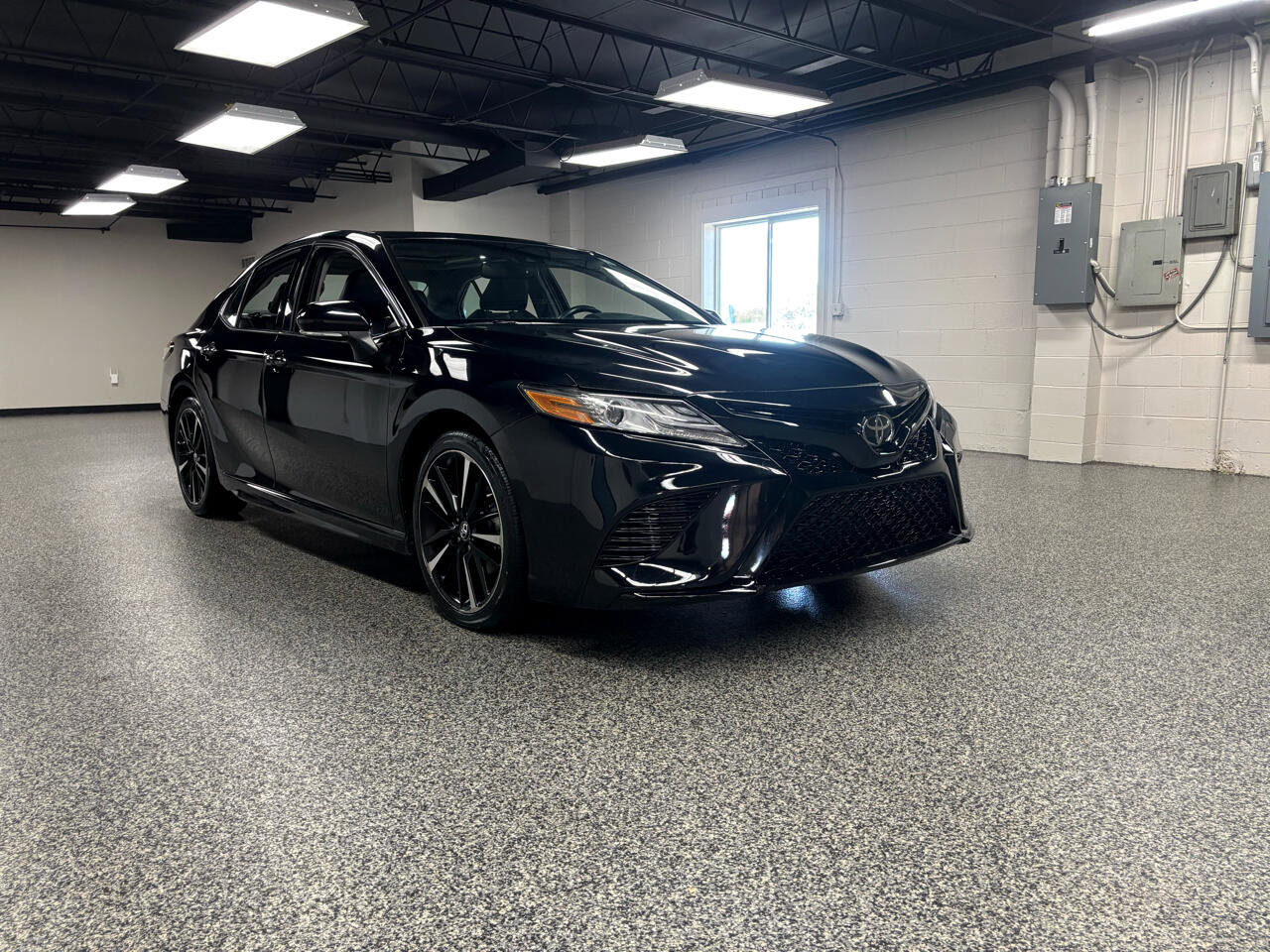 Used 2019 Toyota Camry XSE image 3