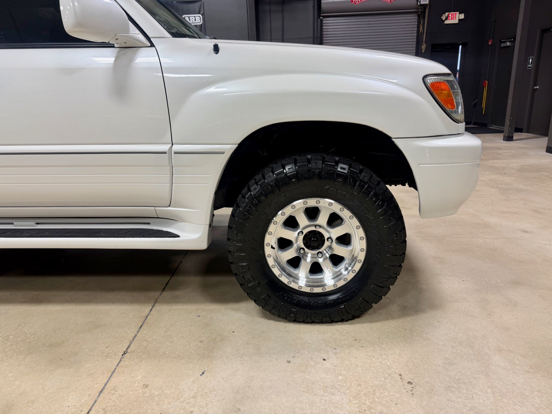 Used 2006 Lexus LX 470 4WD w/ Preferred Accessory Pkg image 12
