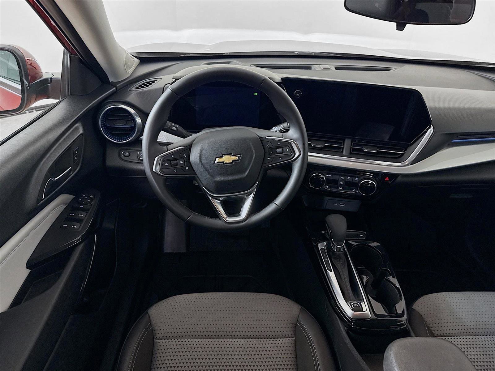 Used 2024 Chevrolet Trax LT w/ Driver Confidence Package FWD image 2