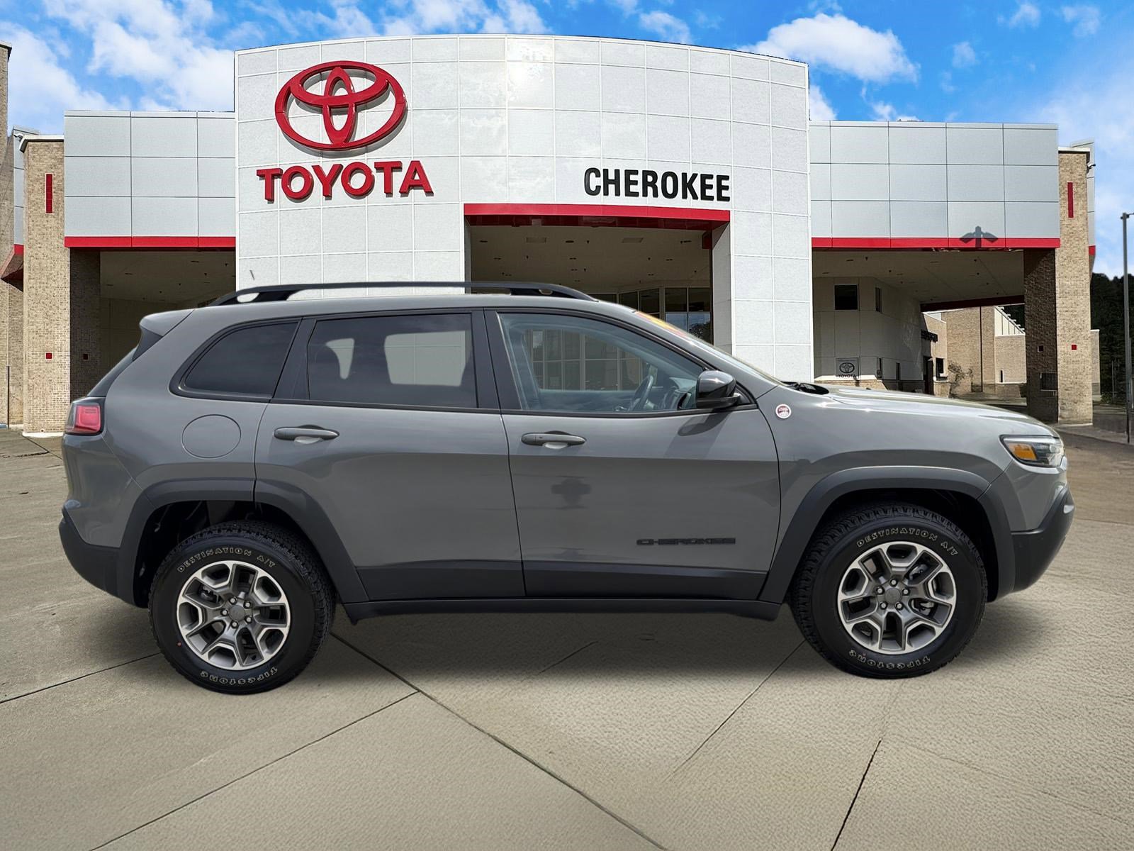 Used 2023 Jeep Cherokee Trailhawk image 4