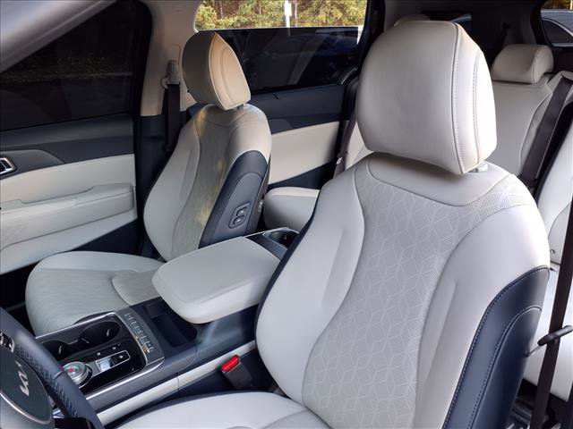 Used 2025 Kia Carnival EX image 13