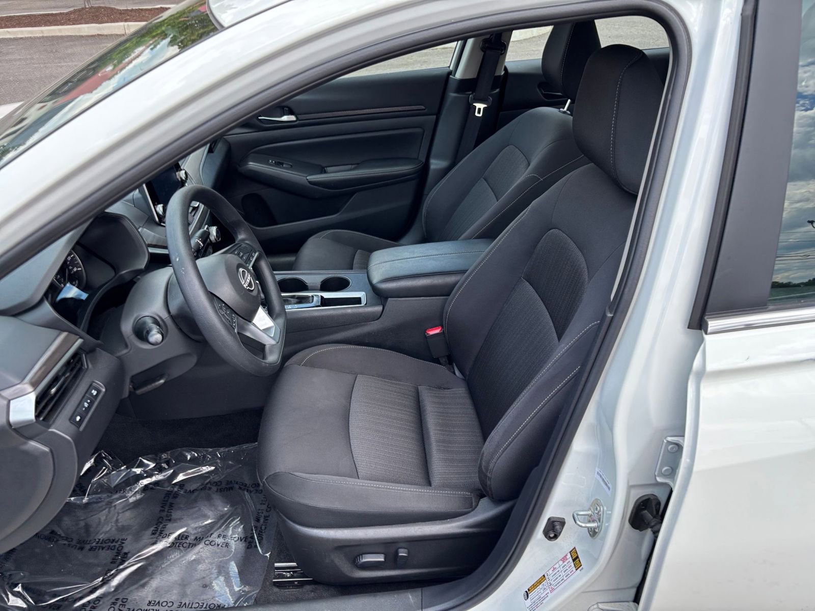 Used 2025 Nissan Altima 2.5 SV FWD image 37