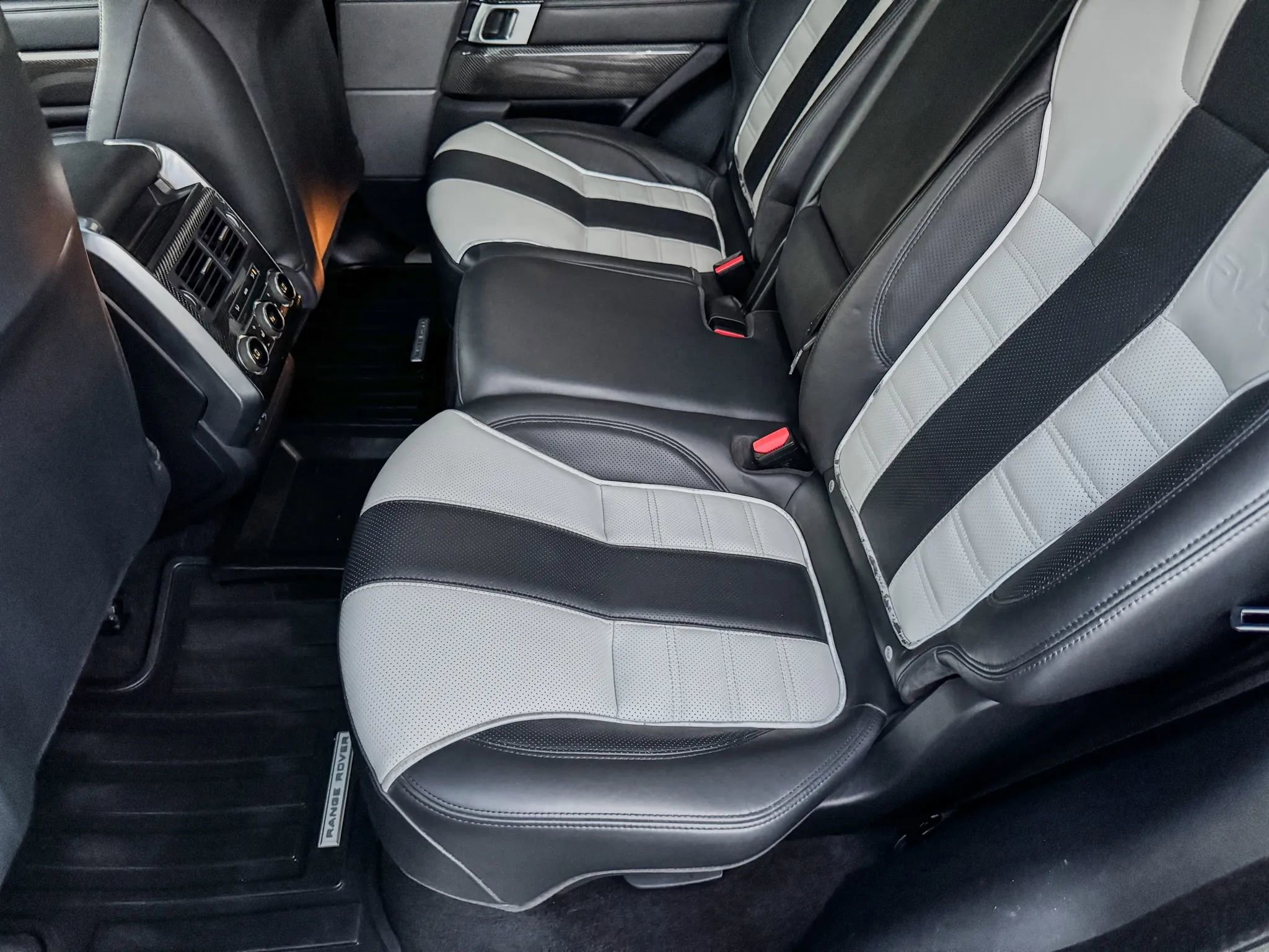 Used 2015 Land Rover Range Rover Sport SVR AWD/4WD image 32