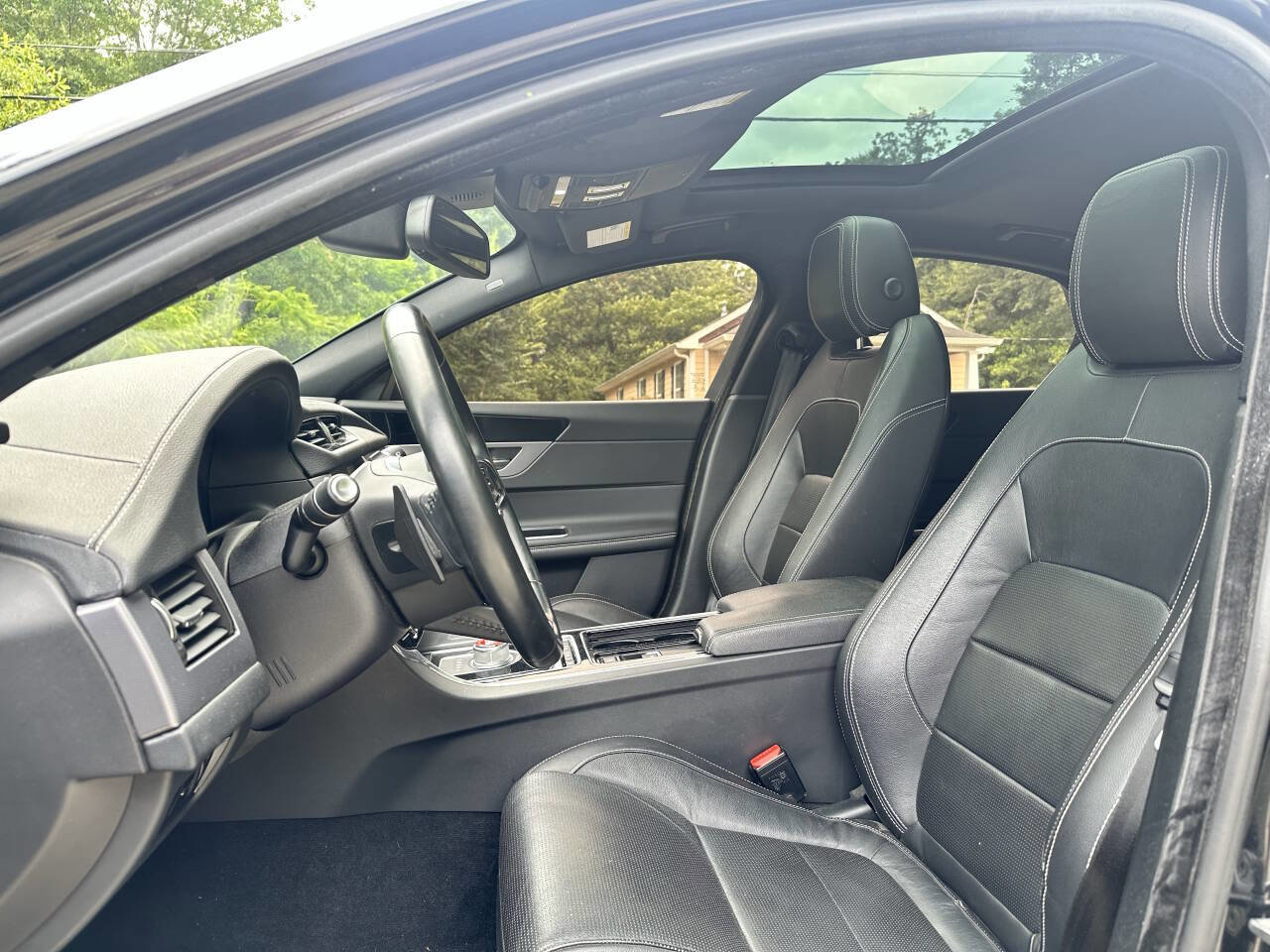 Used 2016 Jaguar XF R-Sport image 12