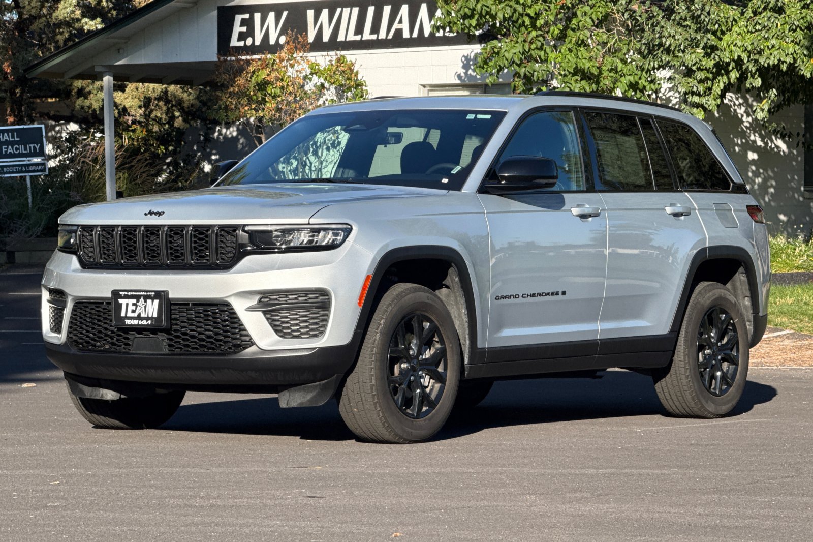 Used 2025 Jeep Grand Cherokee Altitude AWD/4WD image 8