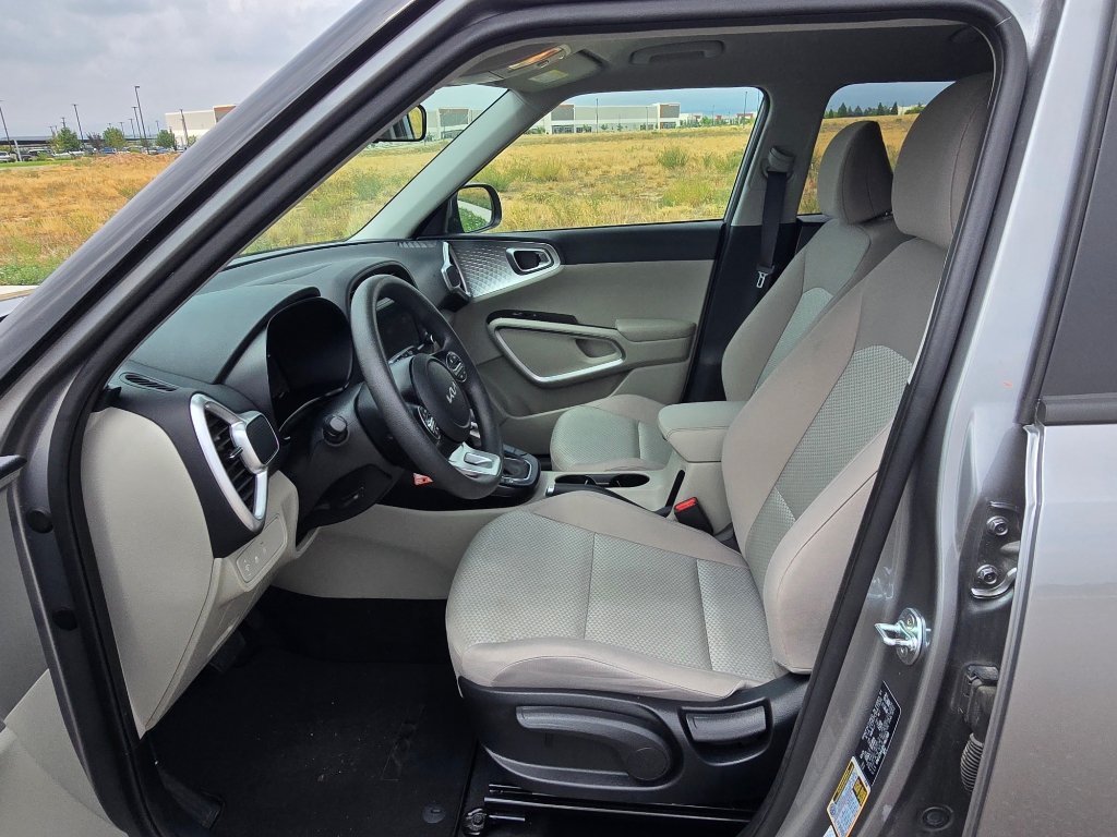 Used 2025 Kia Soul LX w/ LX Technology Package FWD image 12