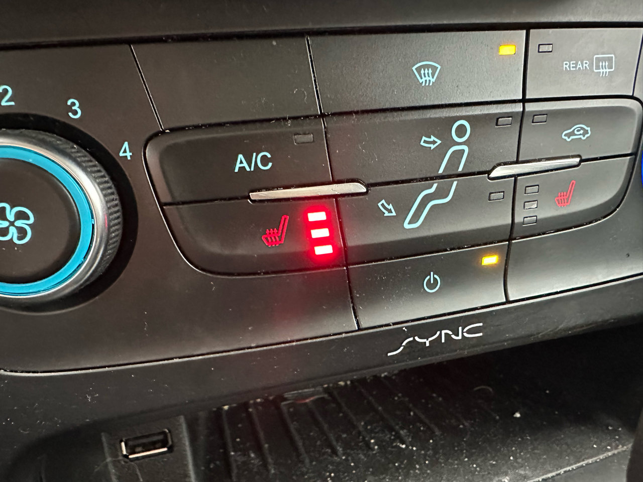 Used 2016 Ford Focus SE w/ SE Cold Weather Package image 28