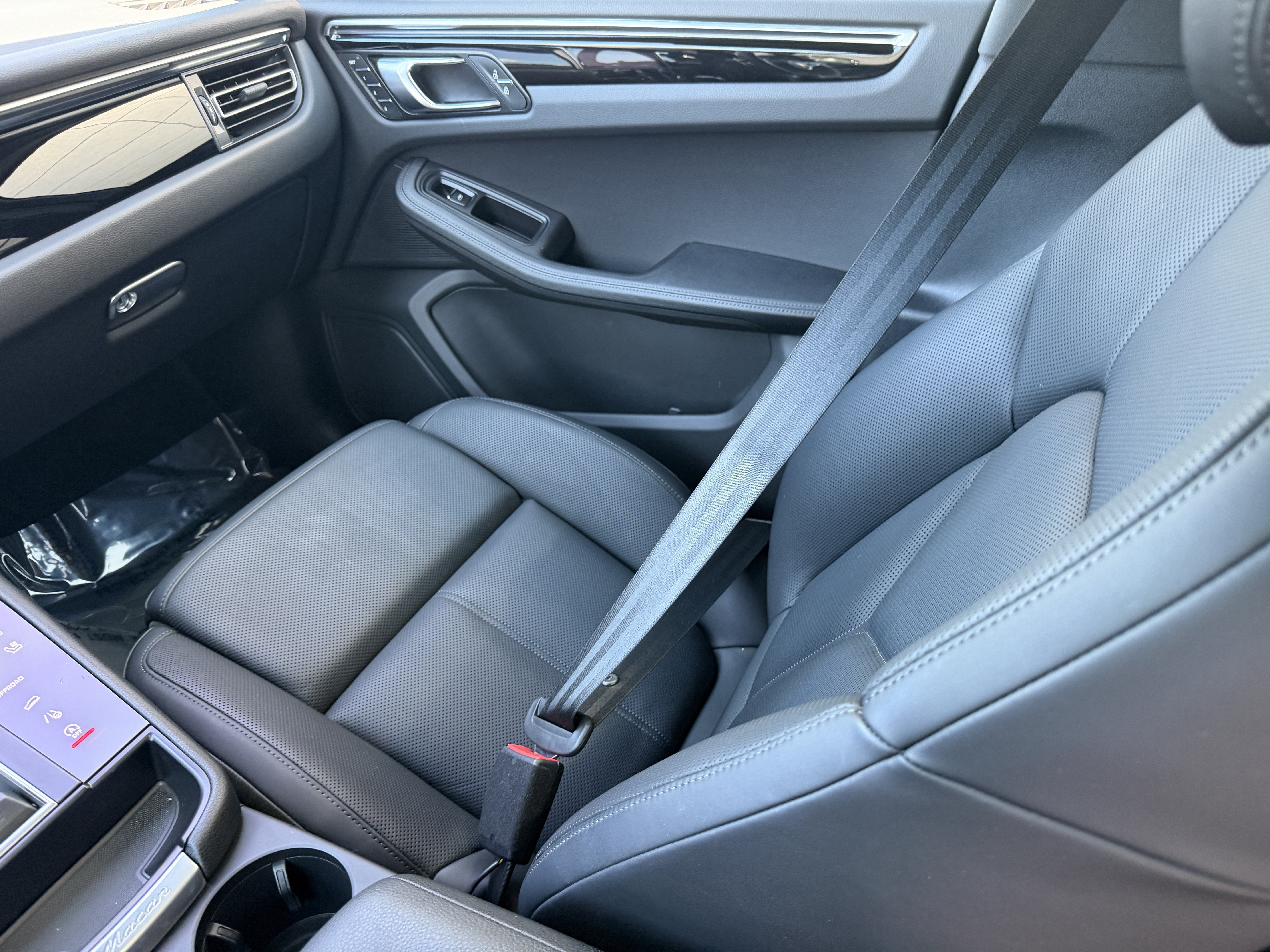 Certified 2024 Porsche Macan AWD/4WD image 17