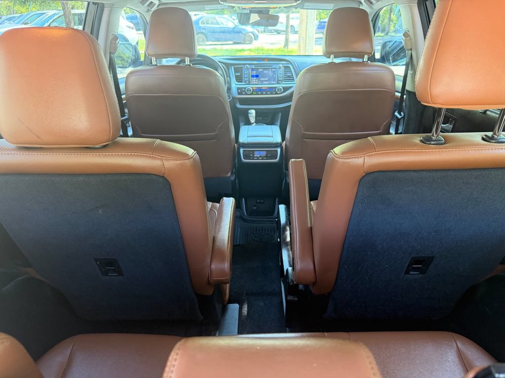 Used 2018 Toyota Highlander Limited FWD image 6