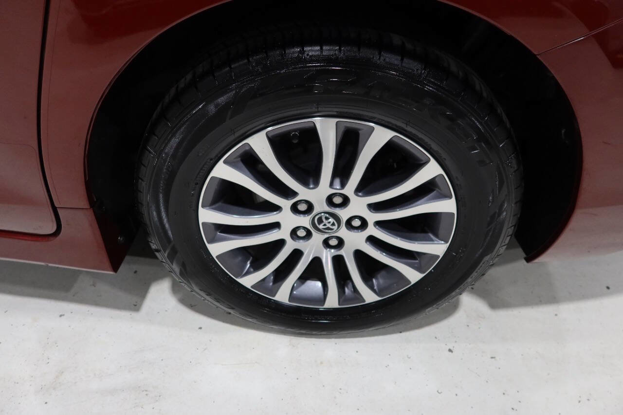 Used 2019 Toyota Sienna XLE FWD image 32