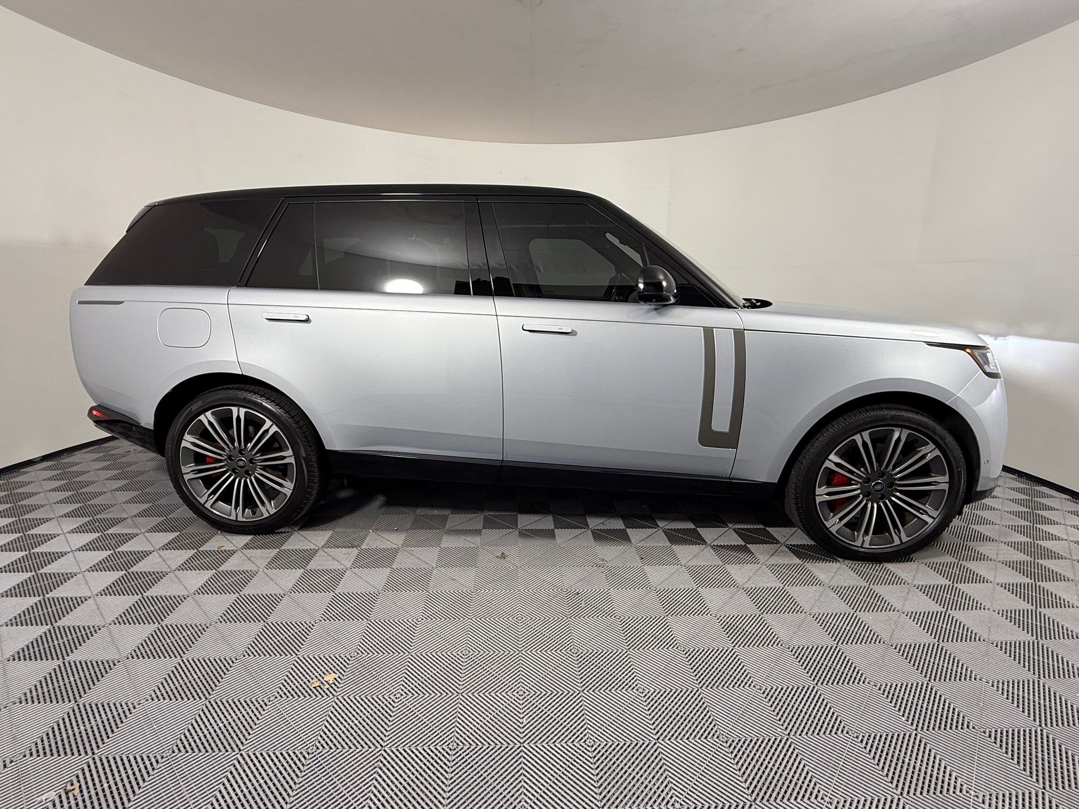 Used 2023 Land Rover Range Rover Long Wheelbase SE image 7