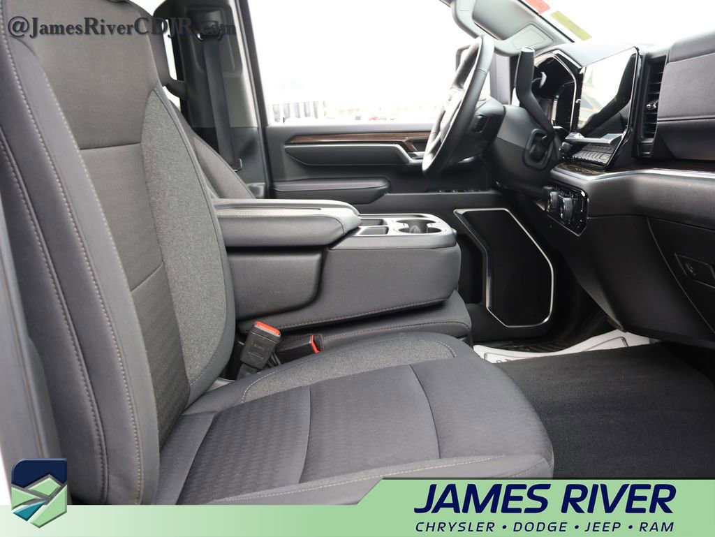 Used 2025 Chevrolet Silverado 2500 LT w/ Convenience Package image 9