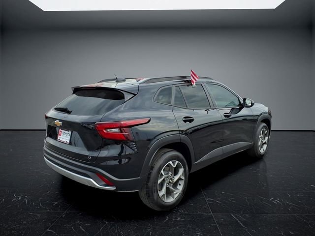 Used 2025 Chevrolet Trax LT FWD image 3