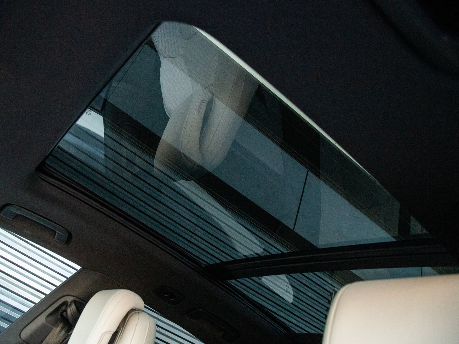 Certified 2025 Porsche Macan Electric RWD image 18