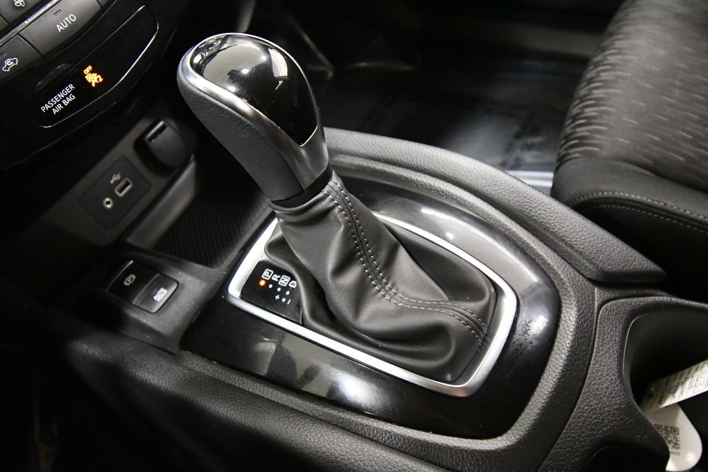 Used 2019 Nissan Rogue SV w/ Premium Package image 27