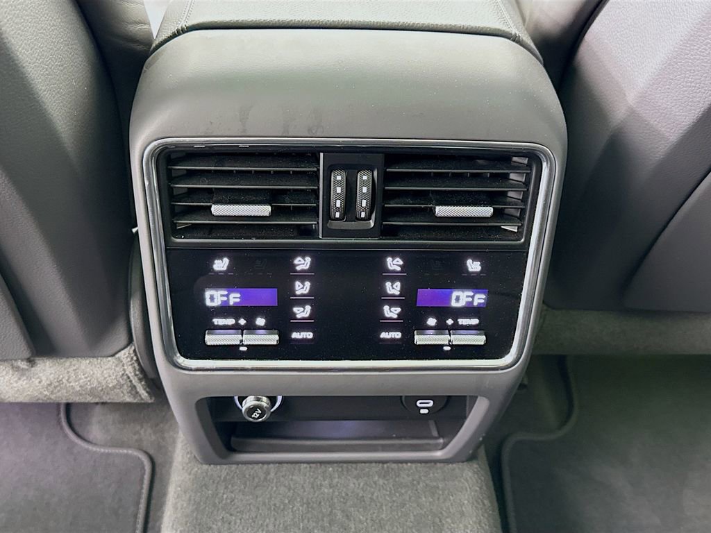Certified 2023 Porsche Cayenne Platinum Edition image 27