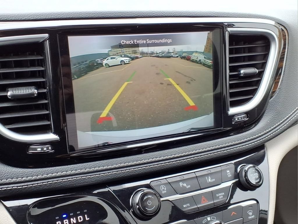 Used 2024 Chrysler Pacifica Limited FWD image 13