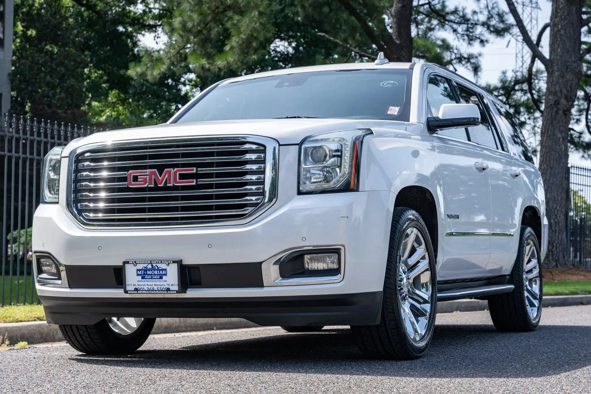 Used 2020 GMC Yukon SLT w/ Premium Edition AWD/4WD image 2