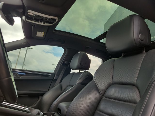 Certified 2023 Porsche Macan S AWD/4WD image 38
