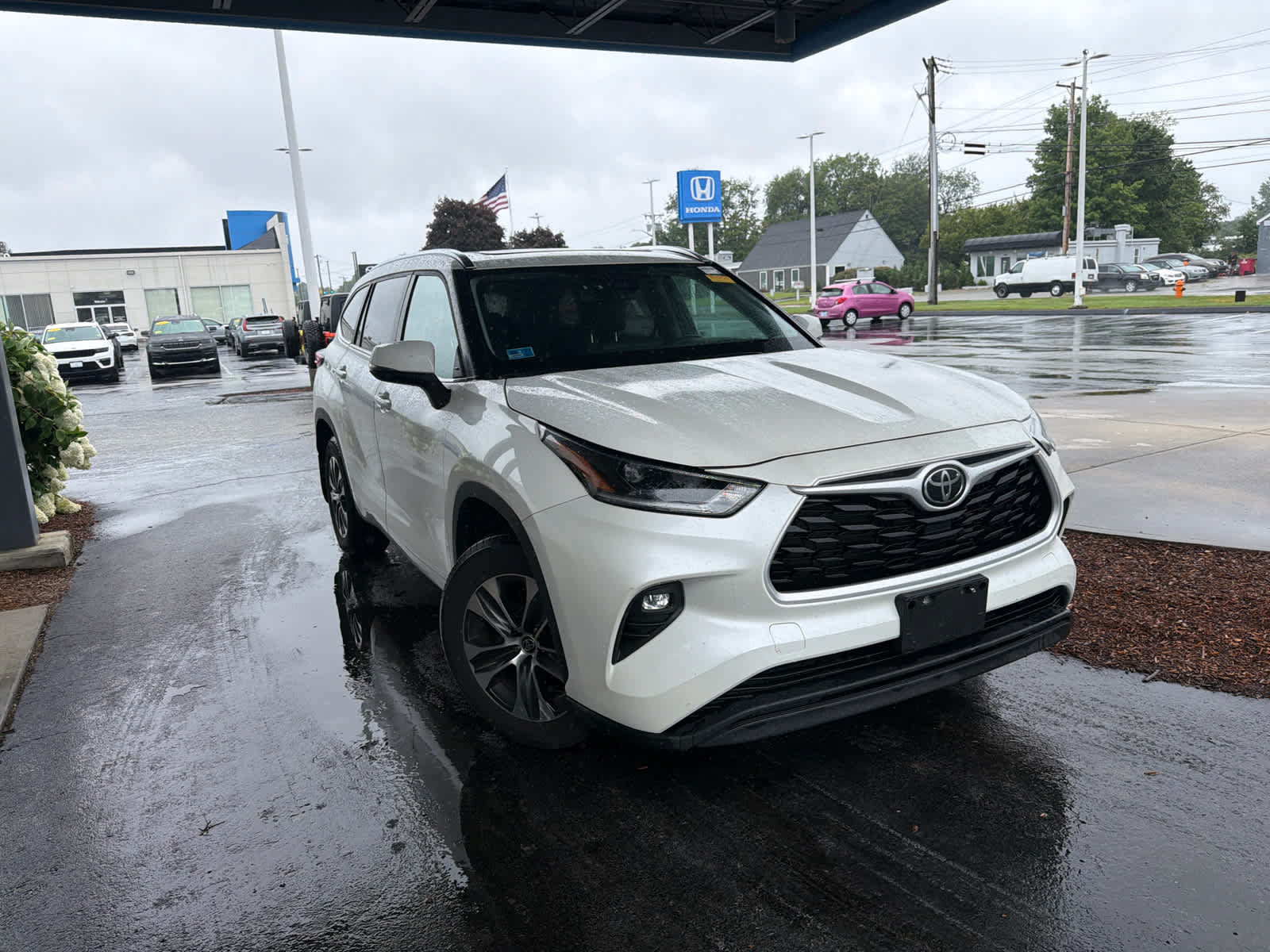 Used 2021 Toyota Highlander XLE AWD/4WD image 4