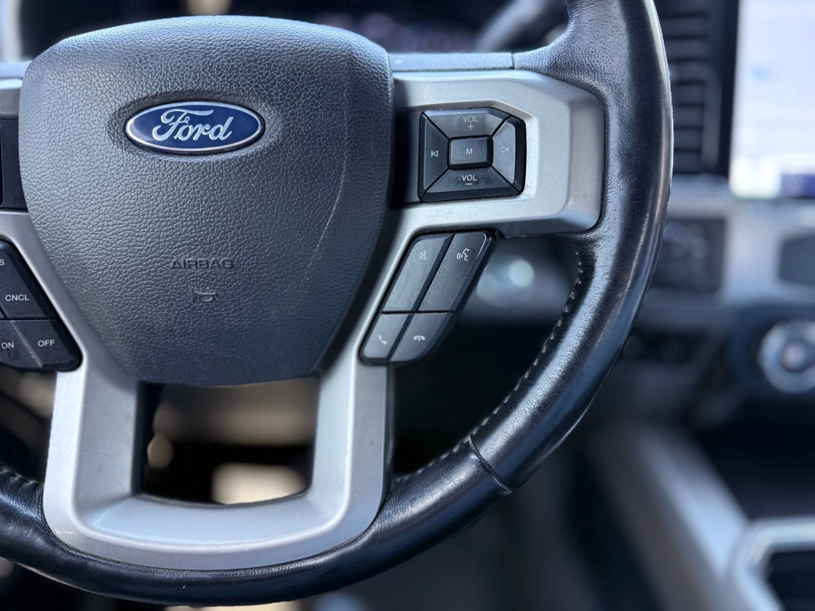 Used 2022 Ford F350 Lariat w/ Black Appearance Package AWD/4WD image 27