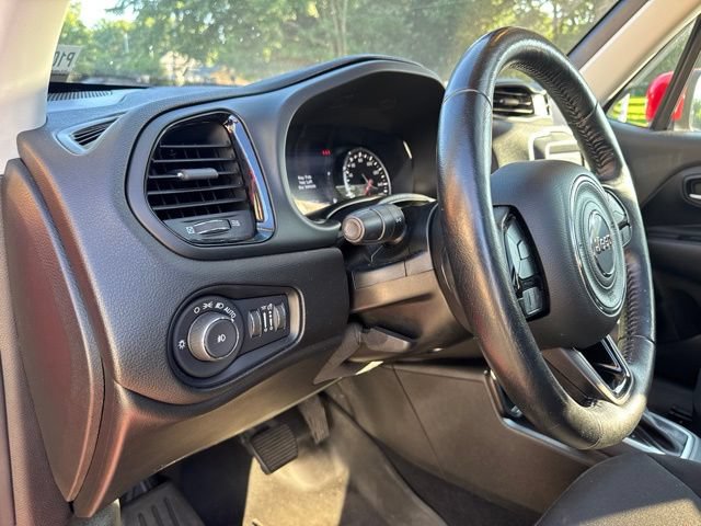 Used 2019 Jeep Renegade Altitude w/ UConnect 8.4 Nav Group FWD image 13