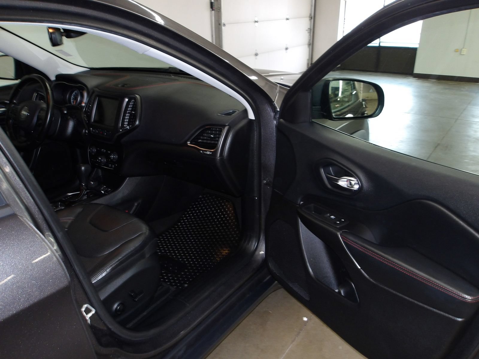 Used 2020 Jeep Cherokee Trailhawk AWD/4WD image 16