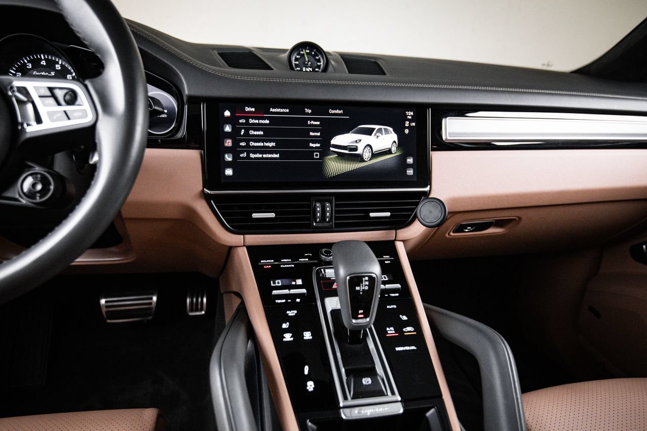 Certified 2022 Porsche Cayenne Turbo S AWD/4WD image 19