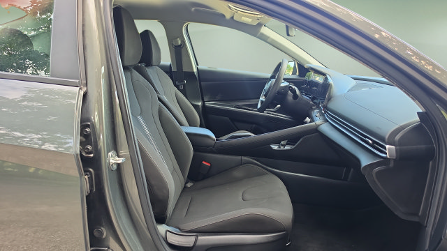 Used 2024 Hyundai Elantra SEL FWD image 28