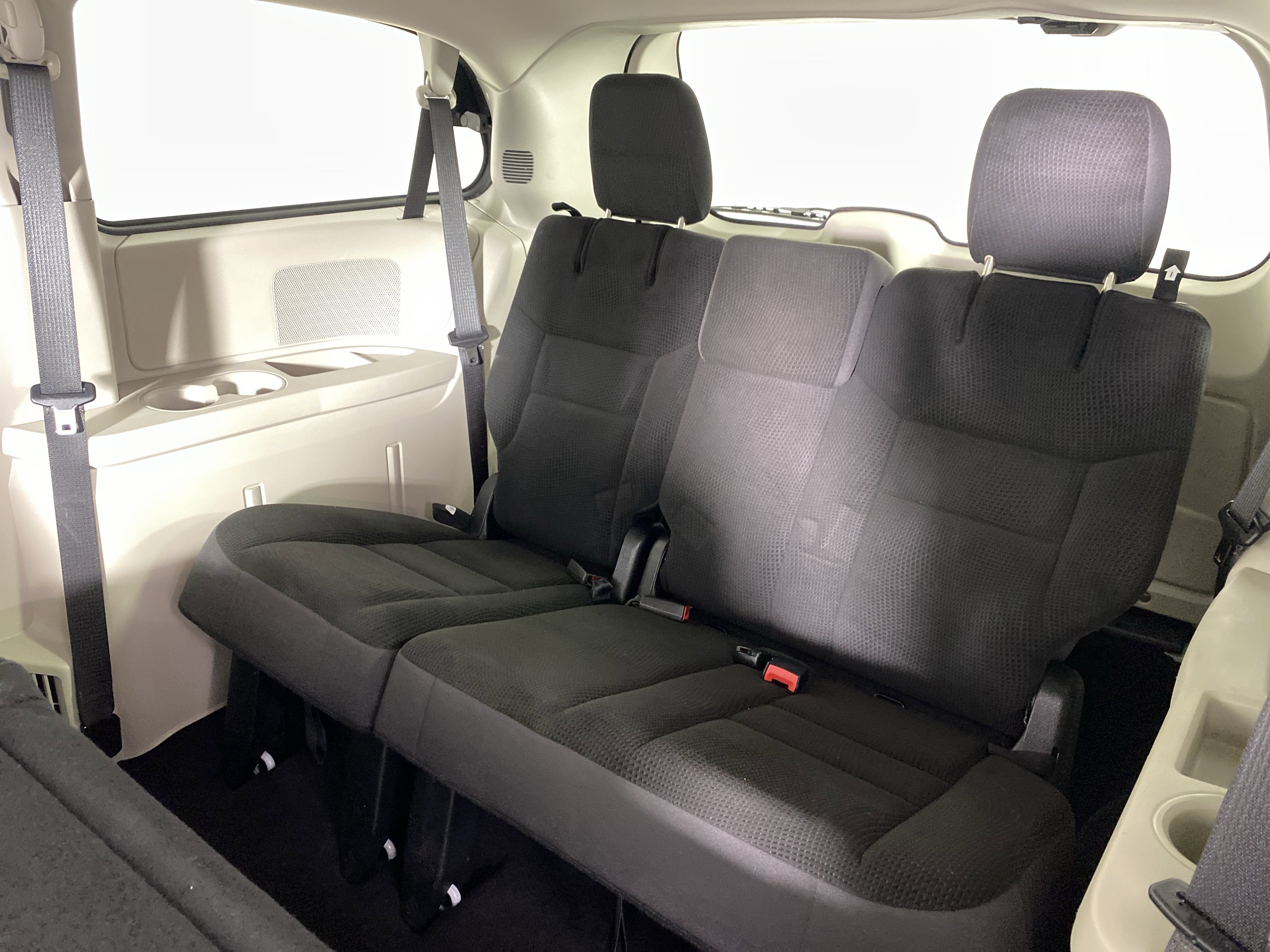 Used 2018 Dodge Grand Caravan SE w/ UConnect Hands-Free Group image 30