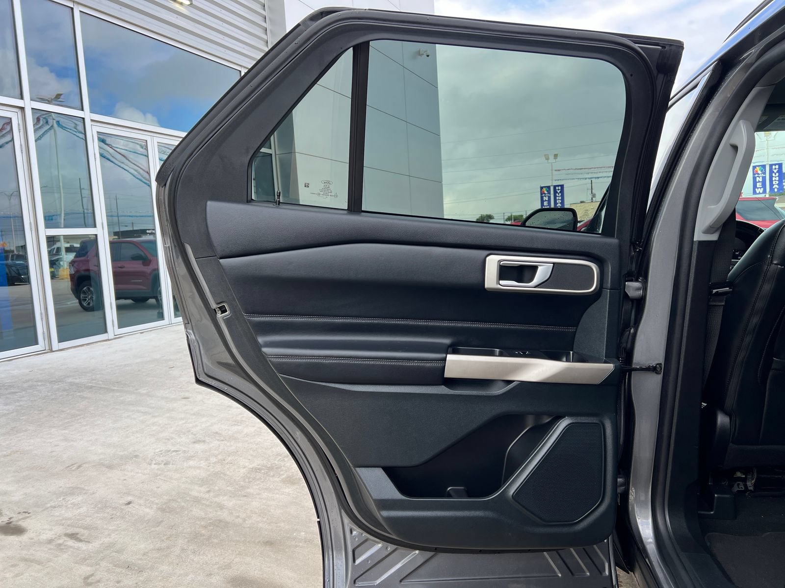 Used 2023 Ford Explorer XLT w/ Equipment Group 202A RWD image 13