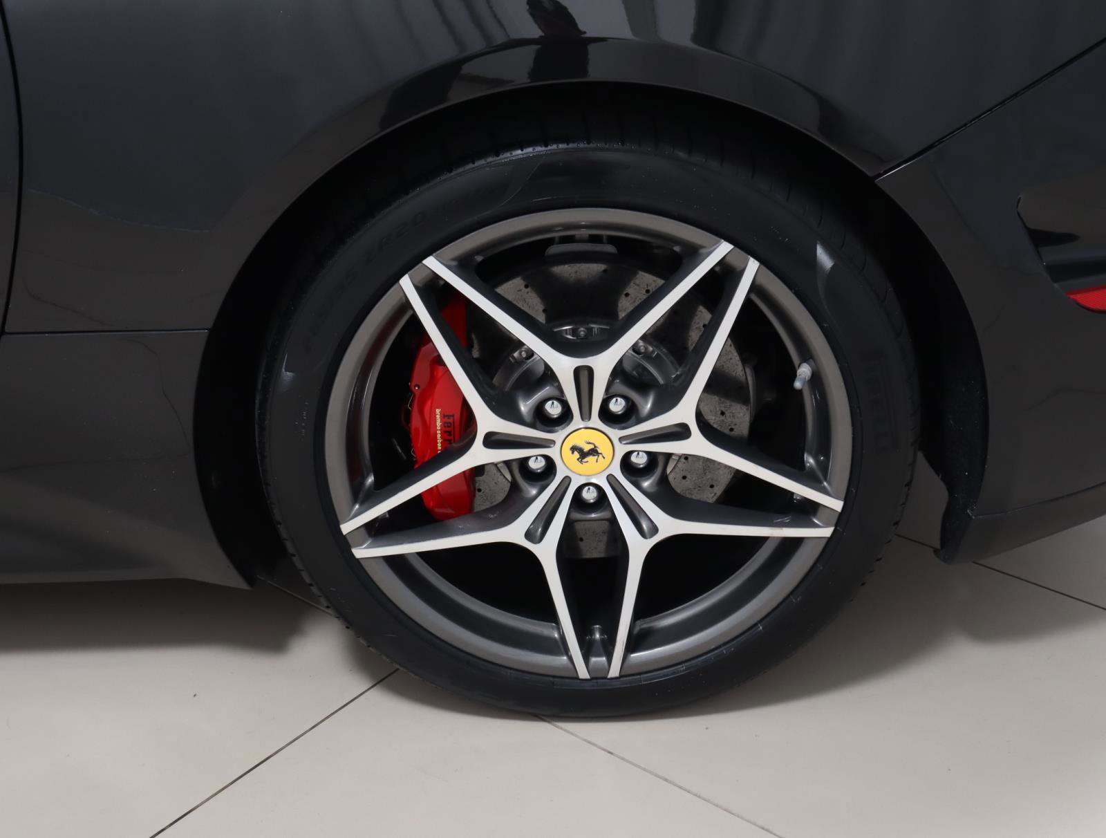 Used 2016 Ferrari California T RWD image 19