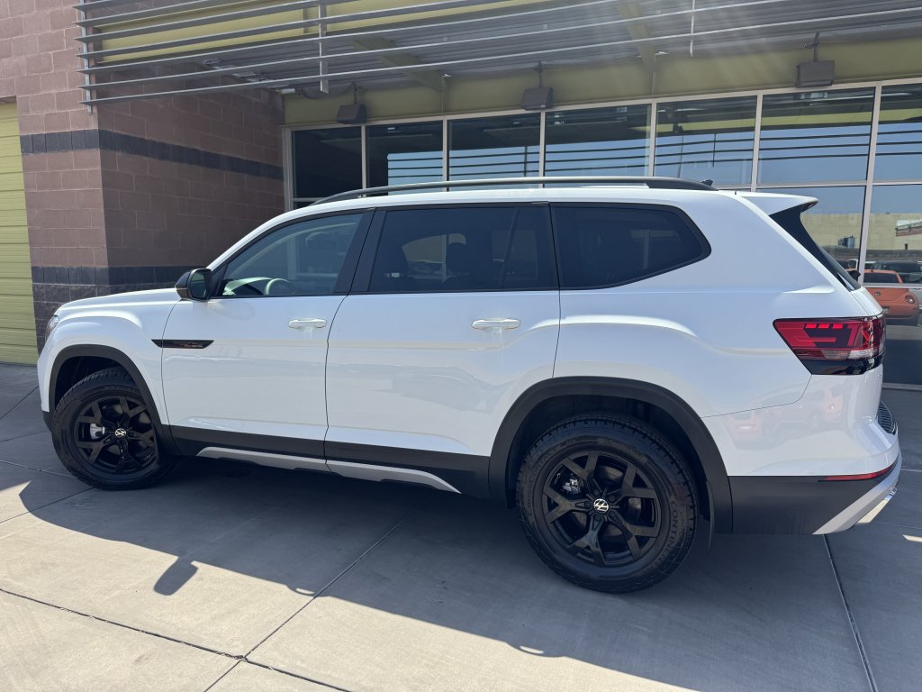 Used 2024 Volkswagen Atlas Peak Edition SE AWD/4WD image 4