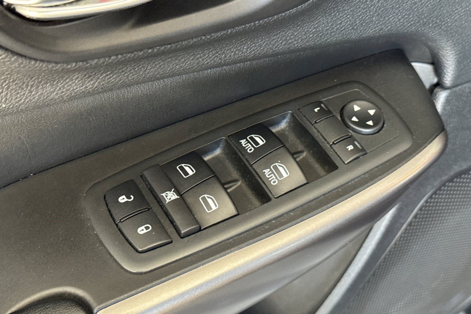 Used 2019 Jeep Cherokee Latitude Plus AWD/4WD image 14