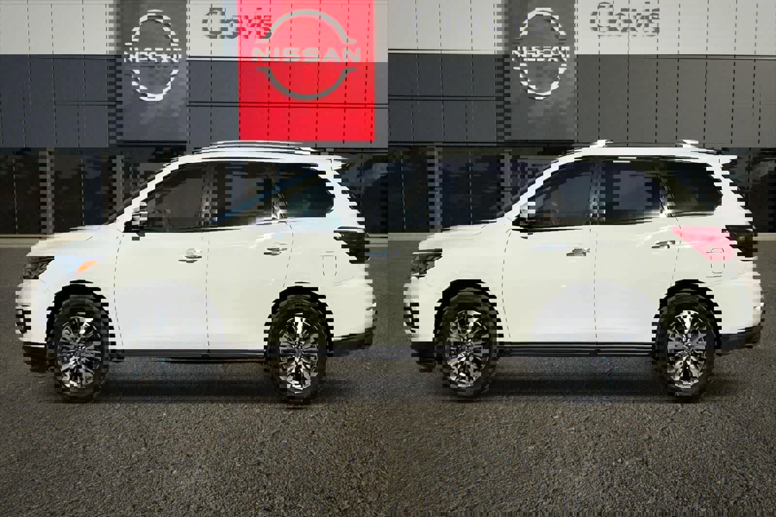 Used 2017 Nissan Pathfinder SV image 6