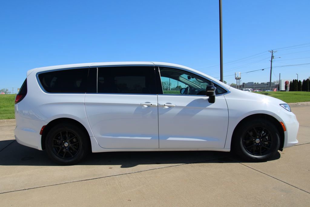Used 2024 Chrysler Pacifica Touring-L FWD image 4