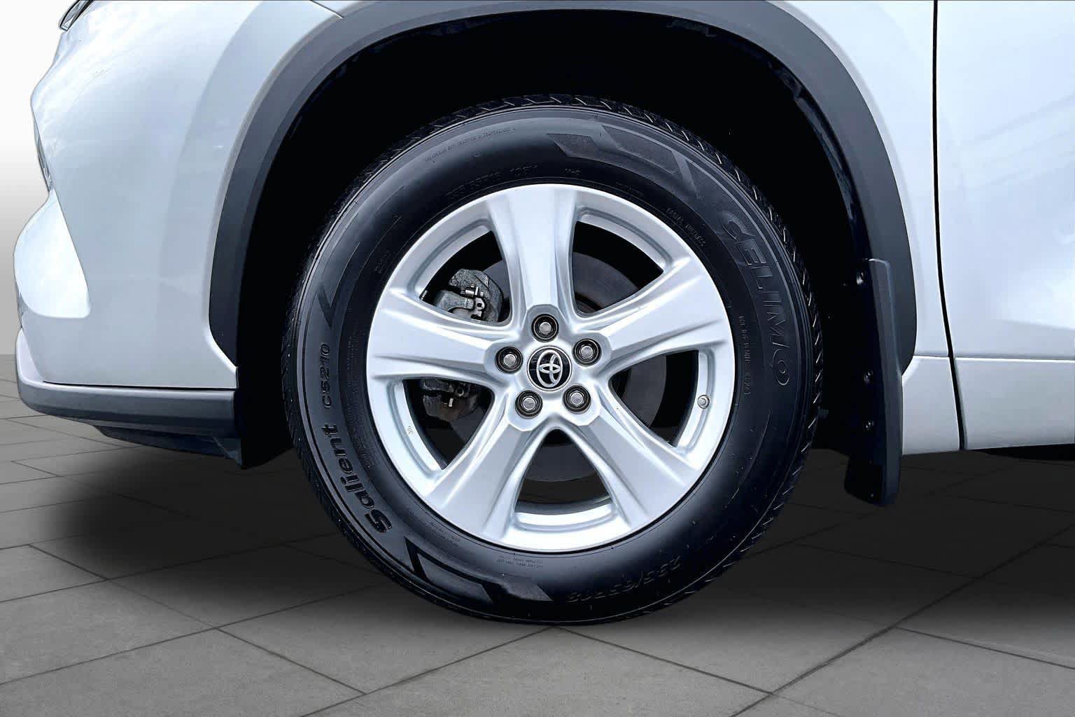 Used 2024 Toyota Highlander LE AWD/4WD image 11