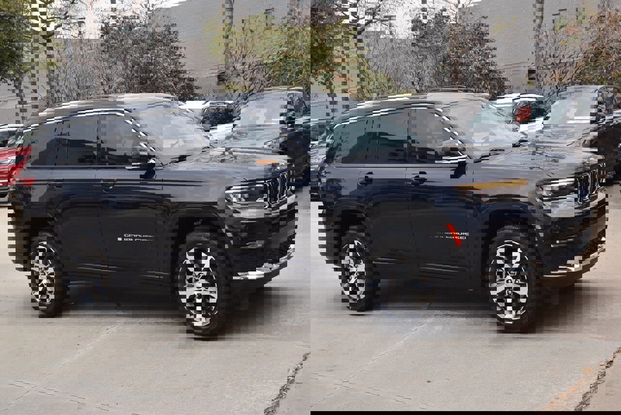 Used 2023 Jeep Grand Cherokee L Limited w/ Luxury Tech Group II image 5