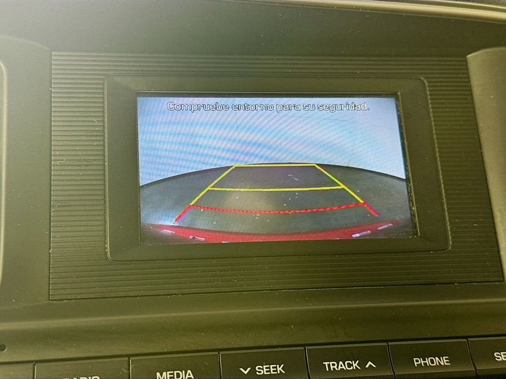 Used 2020 Hyundai Elantra SE w/ Winter Weather Package image 15