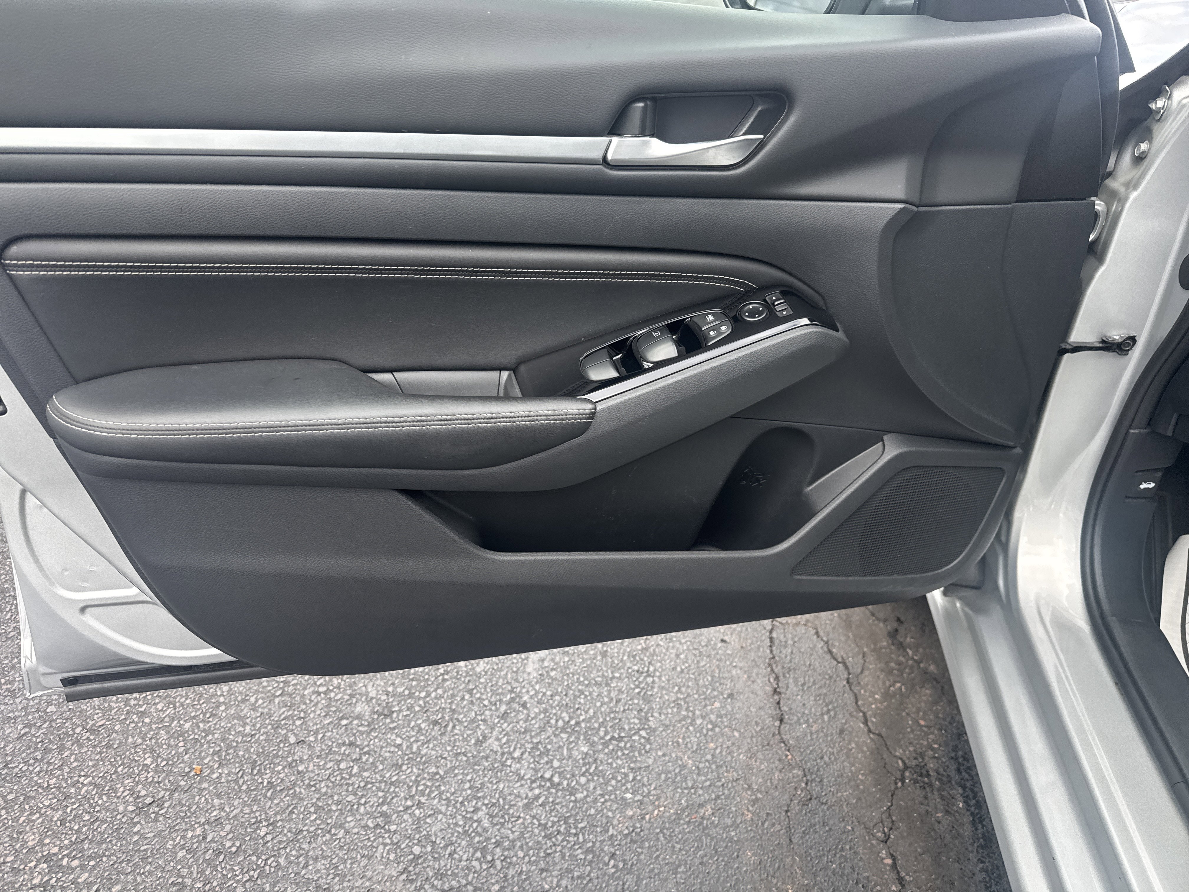 Used 2023 Nissan Altima 2.5 SV w/ SV Premium Package image 15