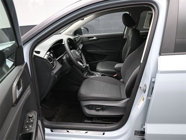 New 2026 Volkswagen Taos SE image 9