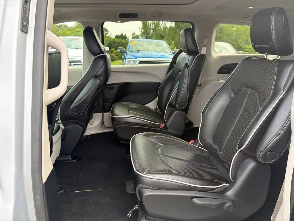 Used 2023 Chrysler Pacifica Limited FWD image 23