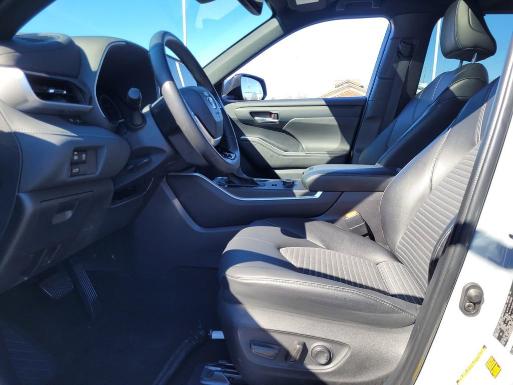 Certified 2025 Toyota Highlander XSE AWD/4WD image 5
