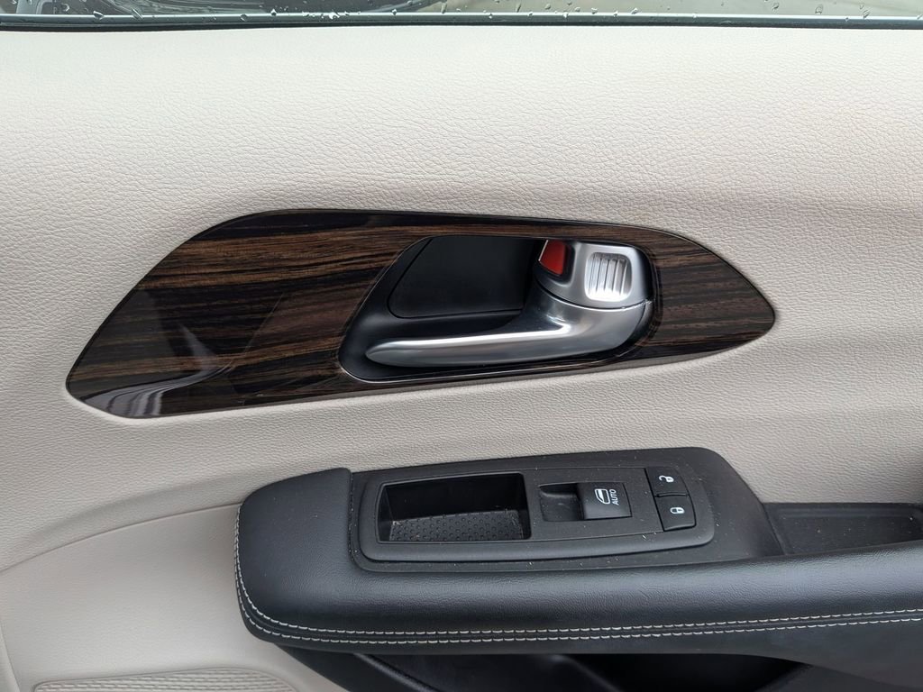Used 2024 Chrysler Pacifica Limited image 25