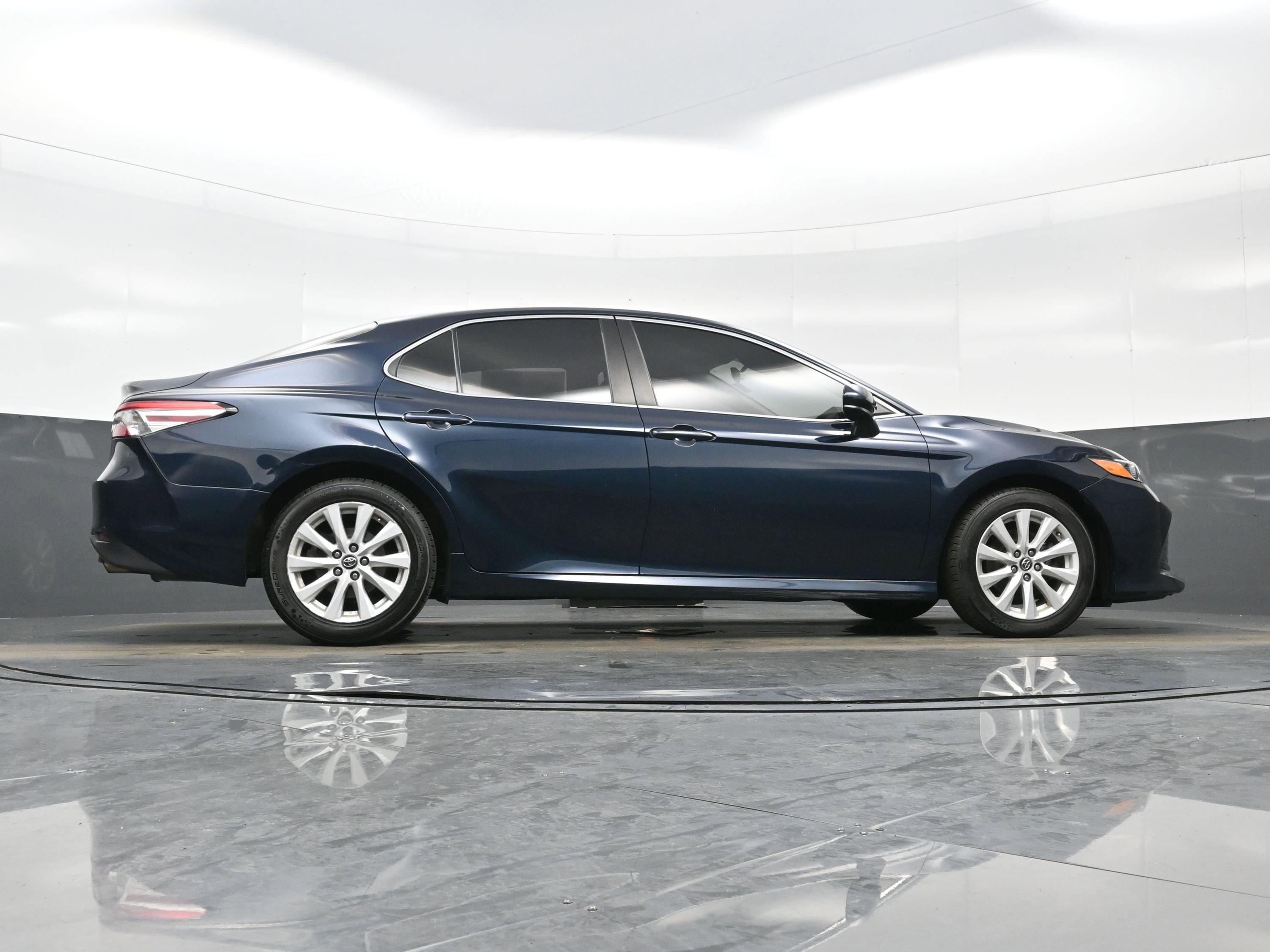 Used 2019 Toyota Camry LE image 32