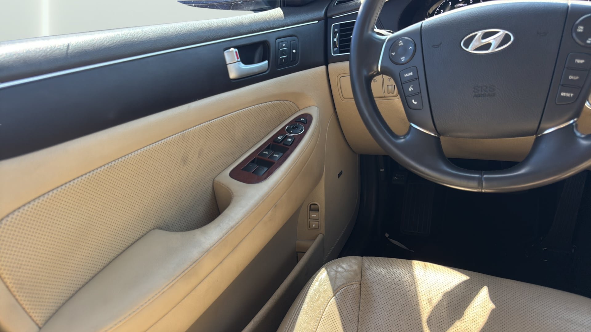 Used 2012 Hyundai Genesis 3.8 w/ Premium Pkg RWD image 19