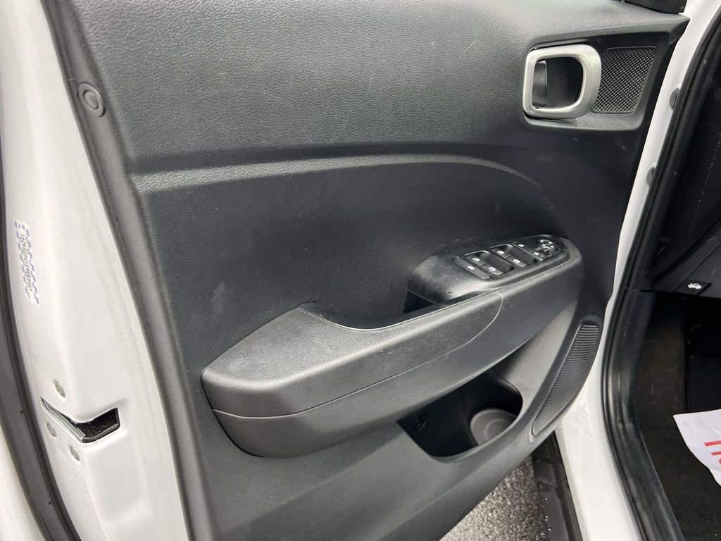 Certified 2023 Hyundai Venue SE FWD image 16