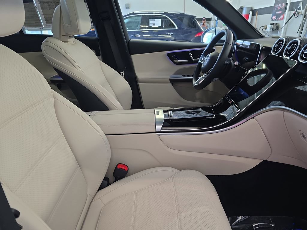 Used 2025 Mercedes-Benz GLC 300 image 10