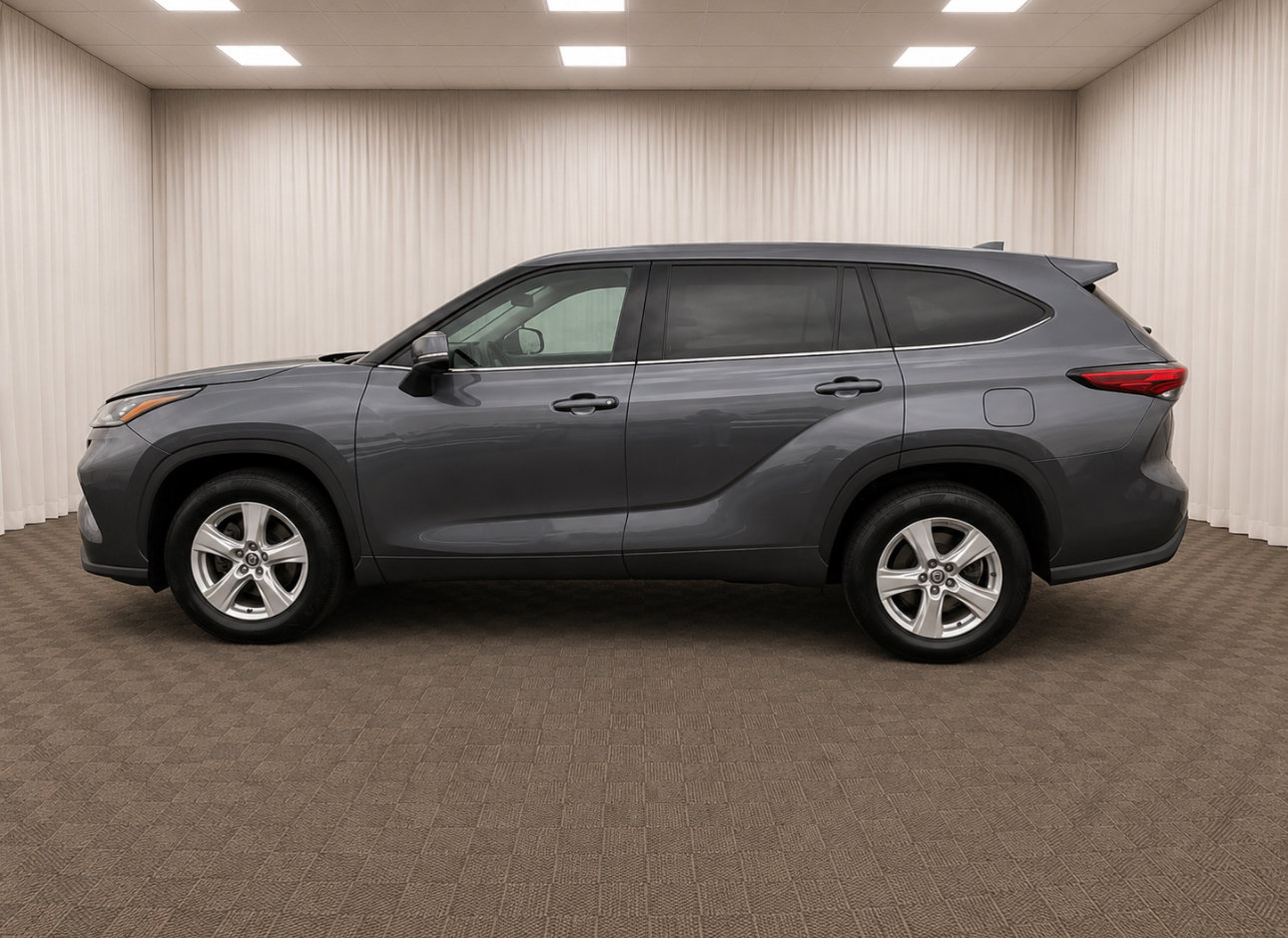 Used 2020 Toyota Highlander L FWD image 6