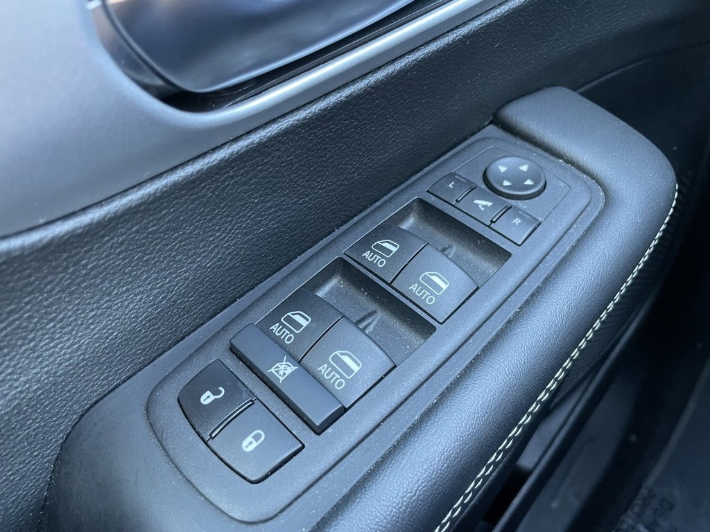 Used 2025 Chrysler Pacifica Limited image 25